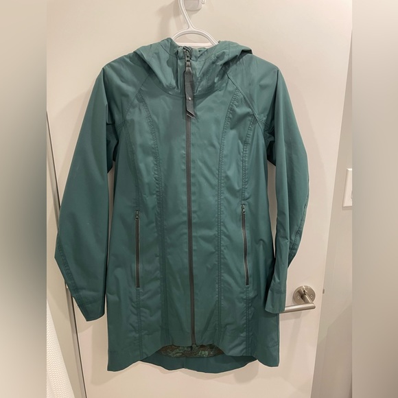 Lululemon Right as Rain Jacket.  Green.  Size 4 - Picture 12 of 15